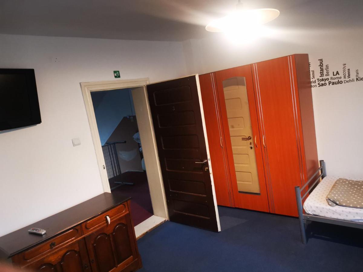 קלוז'-נאפוקה Enjoy Hostel מראה חיצוני תמונה